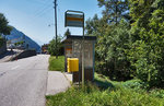 Blick auf die PostAuto-Haltestelle Berzona (Verzasca), Paese. Aufgenommen am 20.7.2016.