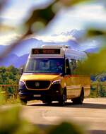 Postauto K - Bus in Novaggio, Clinica. PU ATM Malcantone SA, Linie 426 kommend von Ponte Tresa in richtung Novaggio, Posta