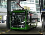 VBG - Mercedes E Citaro Nr.22 bei den Haltestellen im Flughafen Zürich am 13.05.2023