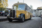 Ein ehemaliges Saurer Postauto von Oldietours Zürisee wartet auf die Fahrgäste an der Werner-Weber-Strasse in Rüti am 15.10.16