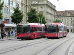 Bern Mobil - Kleines Wettrennen zwischen dem NAW Trolleybus Nr.15 unterwegs auf der Linie 12 und dem Volvo 7700 Nr.807 BE 612807 unterwegs auf der Tramlinie 8 in der Stadt Bern am 29.07.2014