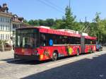 Bern Mobil - Trolleybus Nr.12 mit Werbung für das Paul Klee Zentrum in Bern unterwegs auf der Linie 12 in der Altstadt von Bern am 06.06.2015
