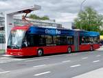 Der HESS Electro Bus 203 von Bernmobil am 15.5.19 bei der Endhaltestelle Köniz Weiermatt am wieder Aufladen.