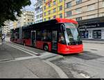 VB Biel - Hess Trolleybus  Nr.100 unterwegs als Fahrschule bei den Haltestellen vor dem Bahnhof in Biel am 03.06.2026