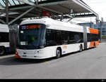 tpg - TOSA / Hess Bus Nr.1280  GE  961721 unterwegs auf der Linie 23 bei den Haltestellen vor dem Flughafen in Genf am 06.04.2019