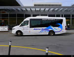 Mercedes UNVI Kleinbus unterwegs bei den Haltestellen vor dem Flughafen in Genf am 06.04.2019