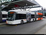 tpg - Hess Tosa Bus Nr.1282 GE 961723 unterwegs auf der Linie 23 bei den tpg Haltestellen vor dem Flughafen in Genf am 24.03.2024