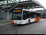 tpg - Mercedes Citaro Nr.2051  GE  962863 unterwegs auf der Linie 28 bei den tpg Haltestellen vor dem Flughafen in Genf am 24.03.2024