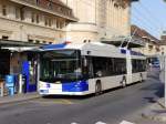 TL Lausanne - Trolleybus Nr.884 bei den Bushaltestellen vor dem Bahnhof in Lausanne am 27.07.2014