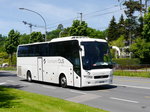 Reisebus Volvo unterwegs in der Stadt Luzern am 21.05.2016