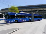 VBL - Trolleybus Nr.223 bei den Bushaltestellen vor dem Bahnhof in der Stadt Luzern am 21.05.2016