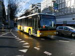Postauto - Mercedes Citaro LU 15587 unterwegs vor dem Bahnhof in Luzern am 09.12.2017
