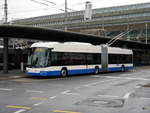 VBL - Trolleybus Nr.229 unterwegs auf der Linie 7 in Luzern bei den Bushaltestellen vor dem SBB Bahnhof Luzern am 03.02.2018