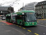 VBL - Trolleybus Nr.230 unterwegs auf der Linie 7 in Luzern bei den Bushaltestellen vor dem SBB Bahnhof Luzern am 03.02.2018