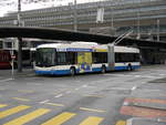 VBL - Trolleybus Nr.214 unterwegs auf der Linie 7 in Luzern bei den Bushaltestellen vor dem SBB Bahnhof Luzern am 03.02.2018