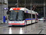 VBL - Hess Trolleybus Nr.237 in Luzern unterwegs auf der Linie 2 bei Regen vor dem Bahnhof am 01.04.2024