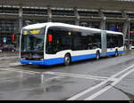 VBL - Mercedes e Citaro Nr.503 LU 15023 in Luzern unterwegs auf der Linie 19 bei Regen vor dem Bahnhof am 01.04.2024