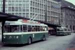 Im Frühjahr 1979 stehen die Trolleybusse 129 (Saurer/BBC 1957/58, ausgemustert 1991-1992) und 131 (mit Anhänger) auf dem Bahnhofsvorplatz von St.