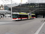 VBSG - Trolleybus Nr.186 unterwegs auf der Linie 5 vor dem Bahnhof bei den Bushaltestellen in St.Gallen am 09.03.2018