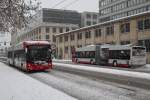 Zwei Hess Swisstrolley 3 (Nr. 118 und 111)  von Stadtbus Winterthur begegnen sich bei starkem Schneefall am 27. Dezember 2014 auf der Zürcherstrasse.