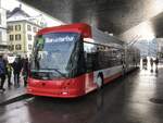 14.12.2022 um 12:30 Uhr - Doppelgelenktrolleybus Nr. 401 von Stadtbus Winterthur, ein Hess-Lightram der neuesten Generation, wartet am Winterthurer Hauptbahnhof als Linie 1 nach Oberwinterthur. Dieses Fahrzeug kann mit wenigen Handgriffen zu einem Fahrschulbus umgerüstet werden.
