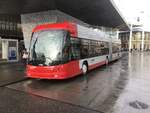 14.12.2022 um 12:30 Uhr - Gelenktrolleybus Nr. 131 von Stadtbus Winterthur, ein Hess-Lightram der neuesten Generation, wartet am Winterthurer Hauptbahnhof als Linie 2 nach Seen.