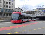 Stadtbus Winterthur - Hess Trolleybus Nr.403 unterwegs auf der Linie 1 bei der zufahrt zu den Bushaltestellen vor dem Bahnhof in Winterthur am 11.02.2024