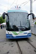 Die Front des neuen VBZ SwissTrolleyPlus 183 der am 11.5.19 vor dem Tram Museum in  Burgwies steht.