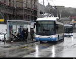 VBZ - Hess Trolleybus Nr.74 unterwegs vor dem HB Zürich am 15.01.2023