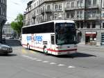 In der Stadt Zürich ist ein VanHool Reisebus ZH 740626 der Firma eurolines unterwegs am 26.04.2009