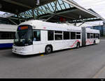 tpg - TOSA / Hess Bus Nr.1273  GE  961714 unterwegs auf der Linie 23 bei den Haltestellen vor dem Flughafen in Genf am 06.04.2019