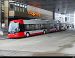 Stadtbus Winterthur - Hess Trolleybus Nr.410 unterwegs auf der Linie 1 bei den Bushaltestellen vor dem Bahnhof in Winterthur am 11.02.2024