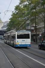 Dieser Hess O-Bus mit der Nummer  68  fährt am 14.10.2015 auf der Linie 31 zum Hegibachplatz.