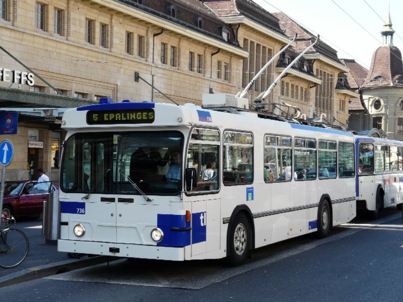 tl - FBW Trolleybus Nr.736 bei der Haltestelle vor dem SBB Bahnhof in Lausanne am 05.04.2008