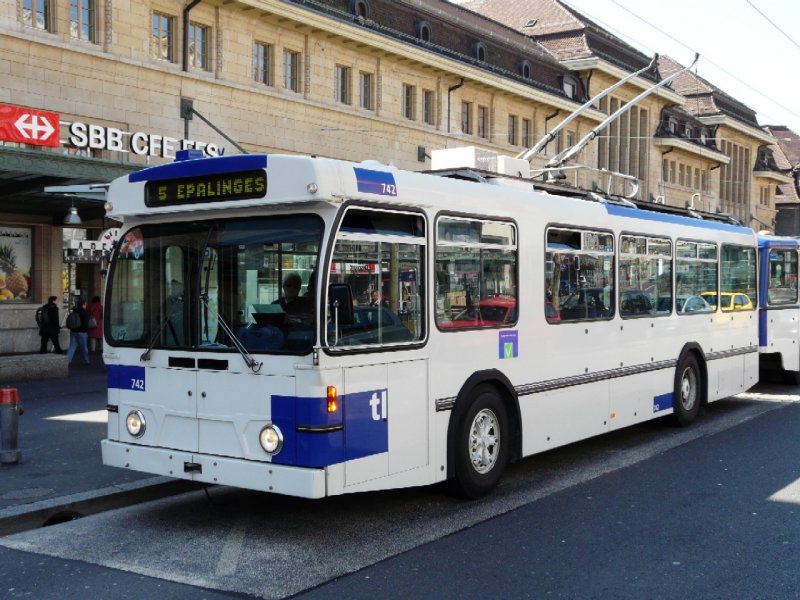 tl - FBW Trolleybus Nr.742  unterwegs auf der Durchgangsstrasse vor dem SBB Bahnhof in Lausanne am 05.04.2008