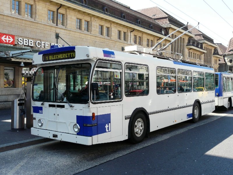 tl - FBW Trolleybus Nr.743 unterwegs auf der Durchgangsstrasse vor dem SBB Bahnhof in Lausanne am 05.04.2008