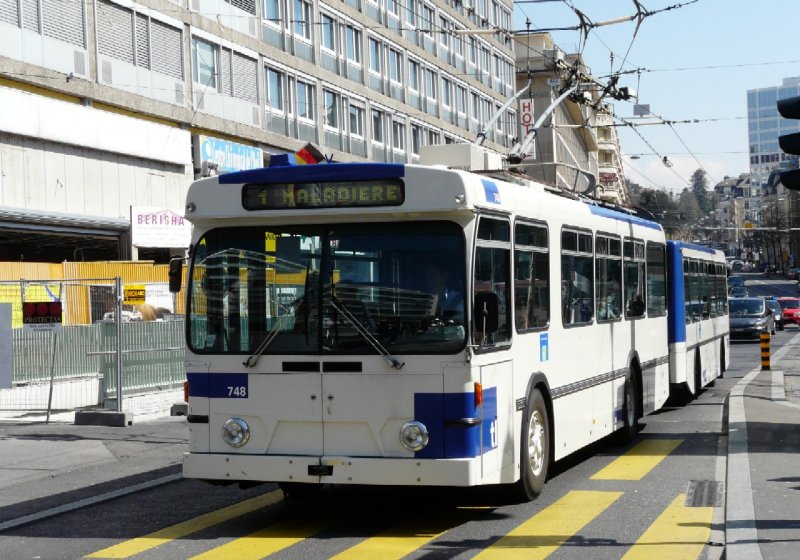 tl - FBW Trolleybus Nr.748 mit Anhnger unterwegs auf der Durchgangsstrasse vor dem SBB Bahnhof in Lausanne am 05.04.2008