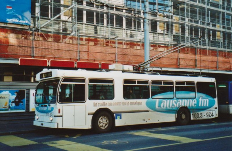 TL Lausanne Nr. 732 FBW/Hess Trolleybus am 22. Dezember 2008 Lausanne, Rue Neuve (mit Vollwerbung fr Radio  Lausanne fm )