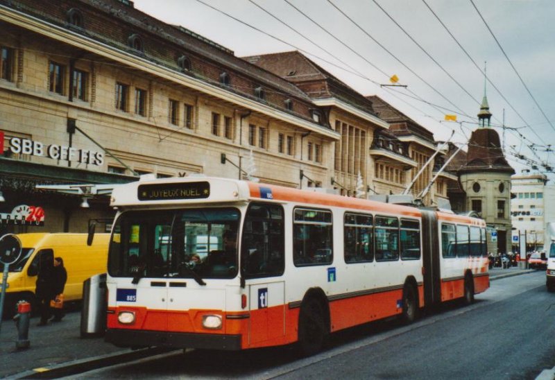 TL Lausanne Nr. 885 Saurer/Hess Gelenktrolleybus (ex TPG Genve Nr. 654) am 22. Dezember 2008 Lausanne, Bahnhof