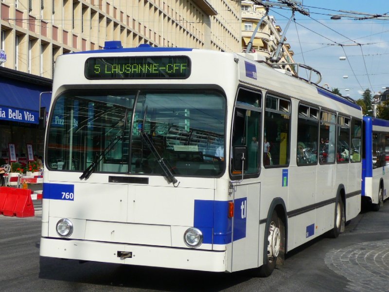 tl - NAW Trolleybus Nr.760 unterwegs auf der Durchgangsstrasse vor dem SBB Bahnhof in Lausanne am 01.09.2008