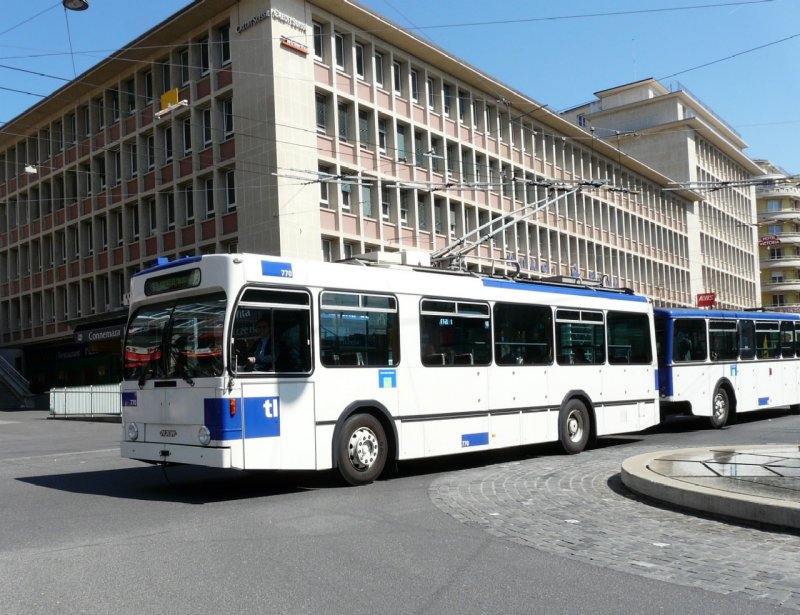 tl - NAW Trolleybus Nr.770 mit Anhnger unterwegs auf der Durchgangsstrasse vor dem SBB Bahnhof in Lausanne am 05.04.2008