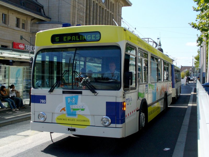 tl - NAW Trolleybus Nr.780 mit Werbung vor dem SBB Bahnhof in Lausanne am 09.09.2007