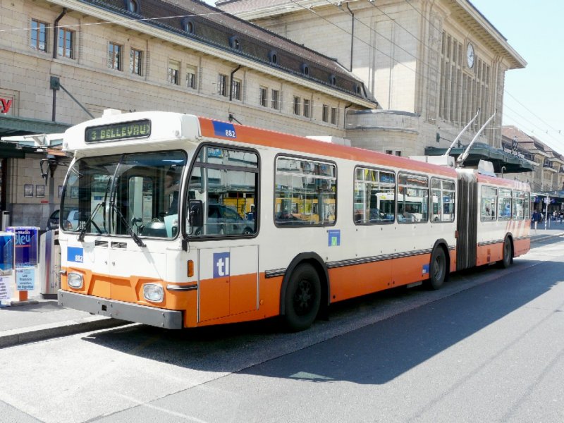 tl - Saurer  Gelenk - Trolleybus Nr.882 bei der Haltestelle vor dem SBB Bahnhof in Lausanne am 05.04.2008