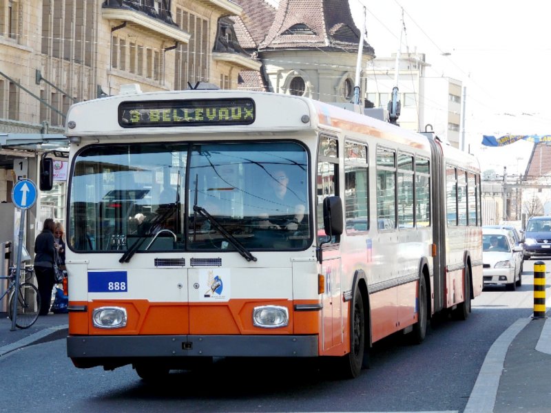 tl - Saurer Gelenk - Trolleybus Nr.888 bei der Haltestelle vor dem SBB Bahnhof in Lausanne am 05.04.2008