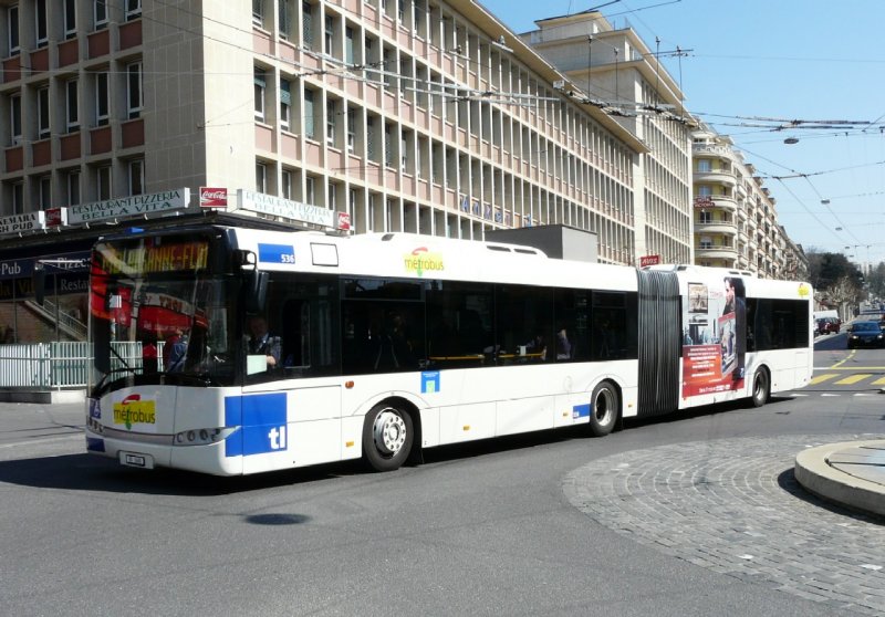 tl - SOLARIS Gelenkbus Nr. 536 uf der Durchgangsstrasse vor dem SBB Bahnhof in Lausanne am 05.04.2008