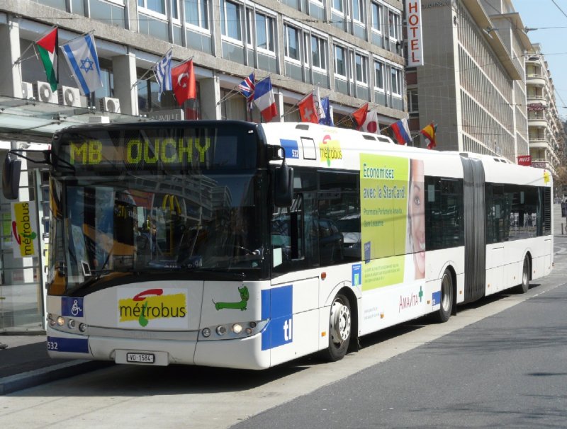 tl - SOLARIS Gelenkbus Nr. 532 auf der Durchgangsstrasse vor dem SBB Bahnhof in Lausanne am 05.04.2008