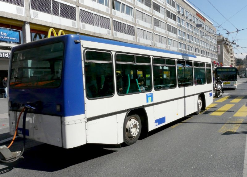 tl - Trolleyanhnger Nr.904 auf der Durchgangsstrasse vor dem SBB Bahnhof in Lausanne am 05.04.2008