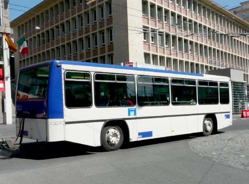 tl - Trolleyanhnger Nr.913 auf der Durchgangsstrasse vor dem SBB Bahnhof in Lausanne am 05.04.2008