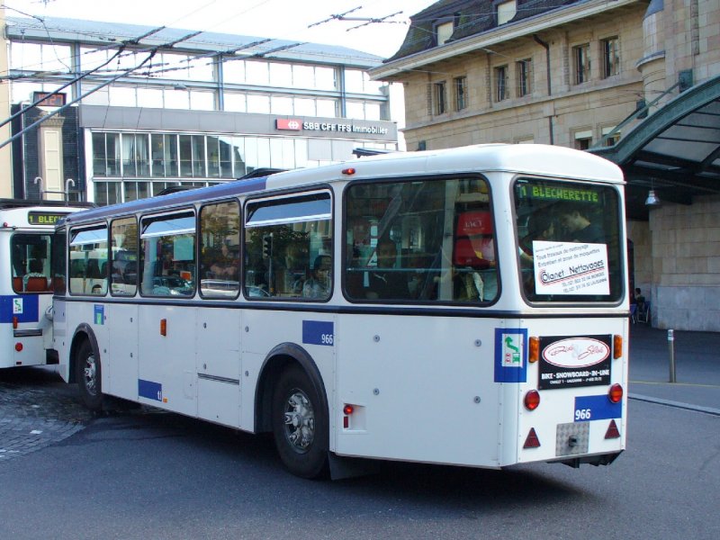 tl - Trolleyanhnger Nr.966 vor dem SBB Bahnhof in Lausanne am 09.09.2007