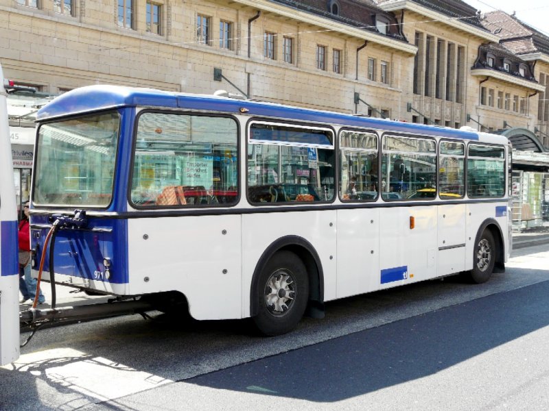 tl - Trolleyanhnger Nr.971 vor dem SBB Bahnhof in Lausanne am 05.04.2008